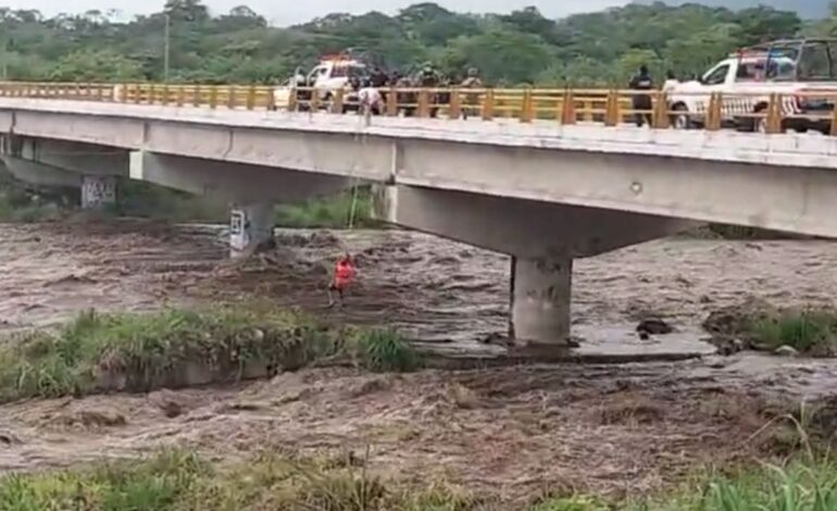 rescatan a jovenes atrapados en rio de mapastepec chiapas