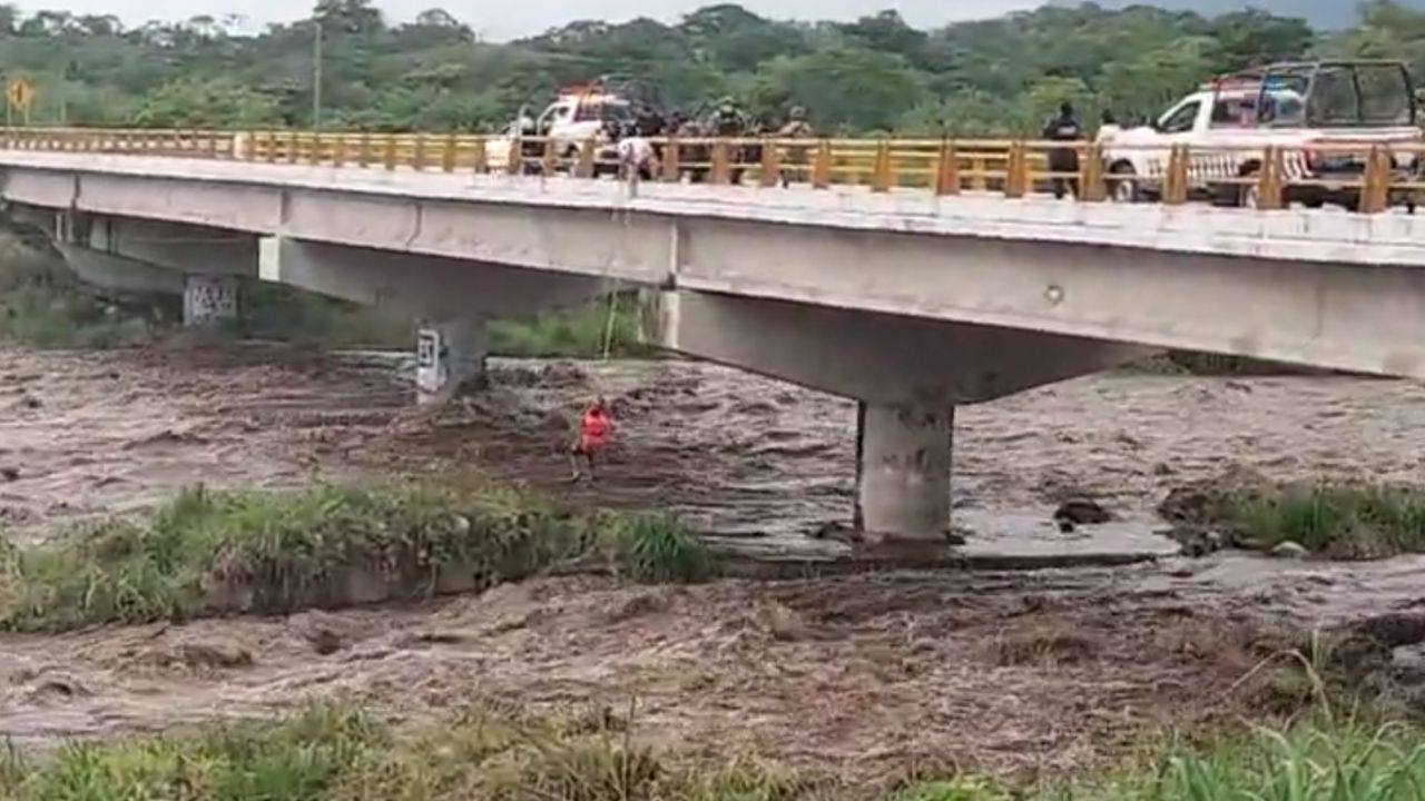 Rescatan a jóvenes atrapados en Río de Mapastepec, Chiapas