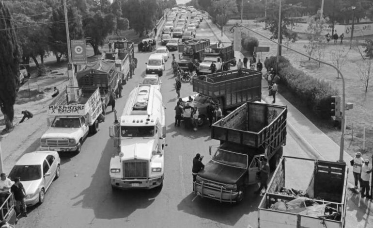 Suman 5 horas de bloqueo de transportistas sobre la México-Querétaro