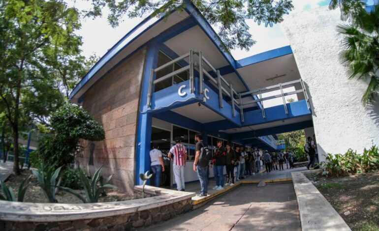 universidad autonoma de queretaro suspende clases por amenazas