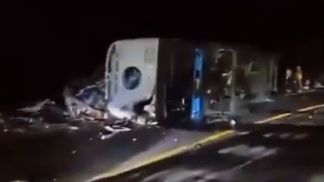 Volcadura de autobús en Oaxaca deja 18 muertos