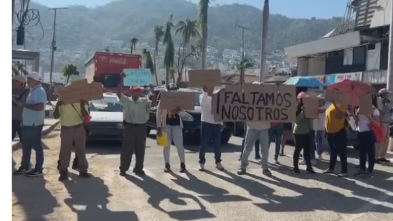 Por tercer día consecutivo damnificados por ‘Otis’ bloquean Costera Miguel Alemán