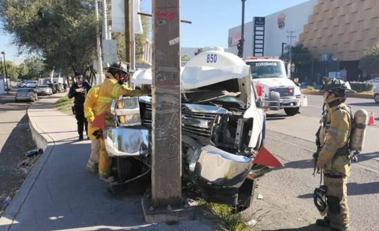 Evacuan bachillerato tras choque de pipa con gas LP en Queretaro