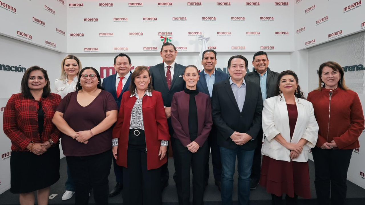 Sheinbaum presume foto con los 9 virtuales candidatos de la 4T