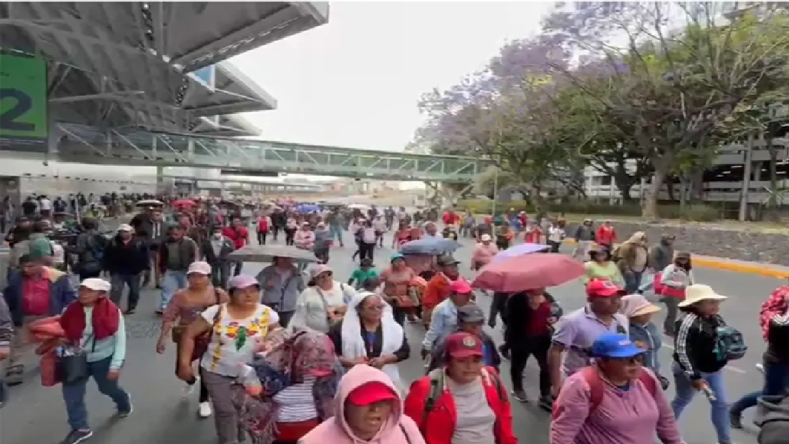 Maestros de la CNTE se retiran del AICM tras más de 6 horas; regresan al Zócalo