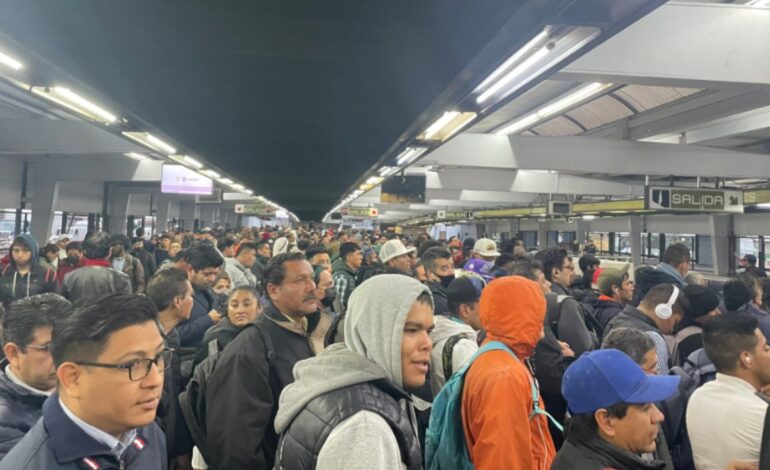 Trenes detenidos y demoras en el Metro Linea 3 presenta retrasos