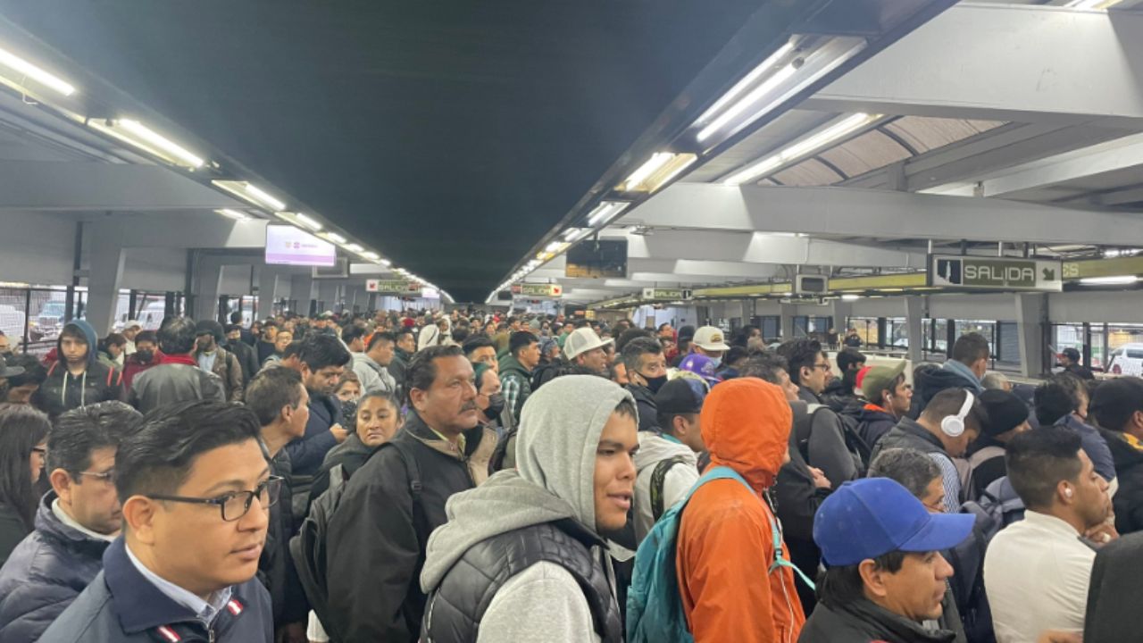Trenes detenidos y demoras en el Metro; Línea 3 presenta retrasos