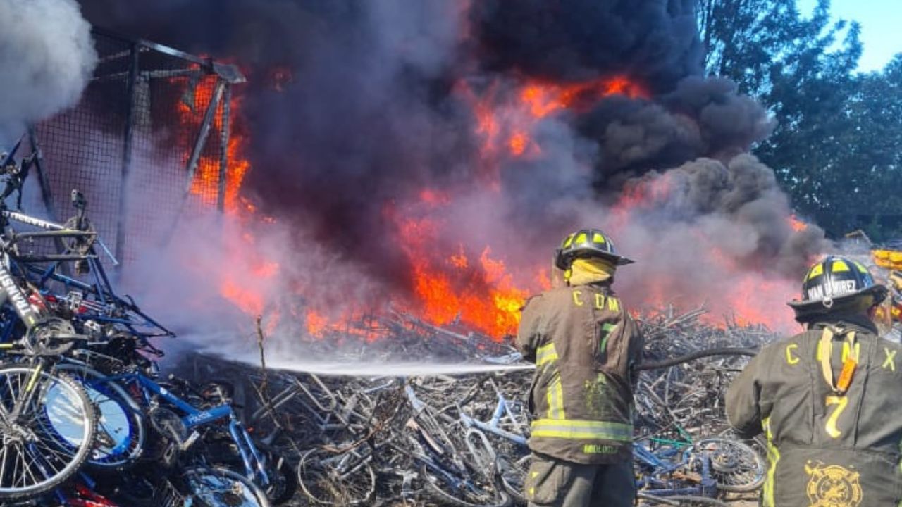 Bomberos atienden fuerte incendio en depósito vehícular en Tláhuac