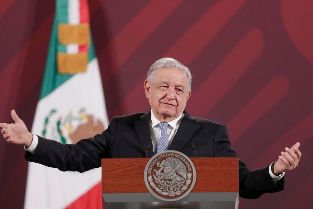 AMLO presume fortaleza del peso  frente al dólar