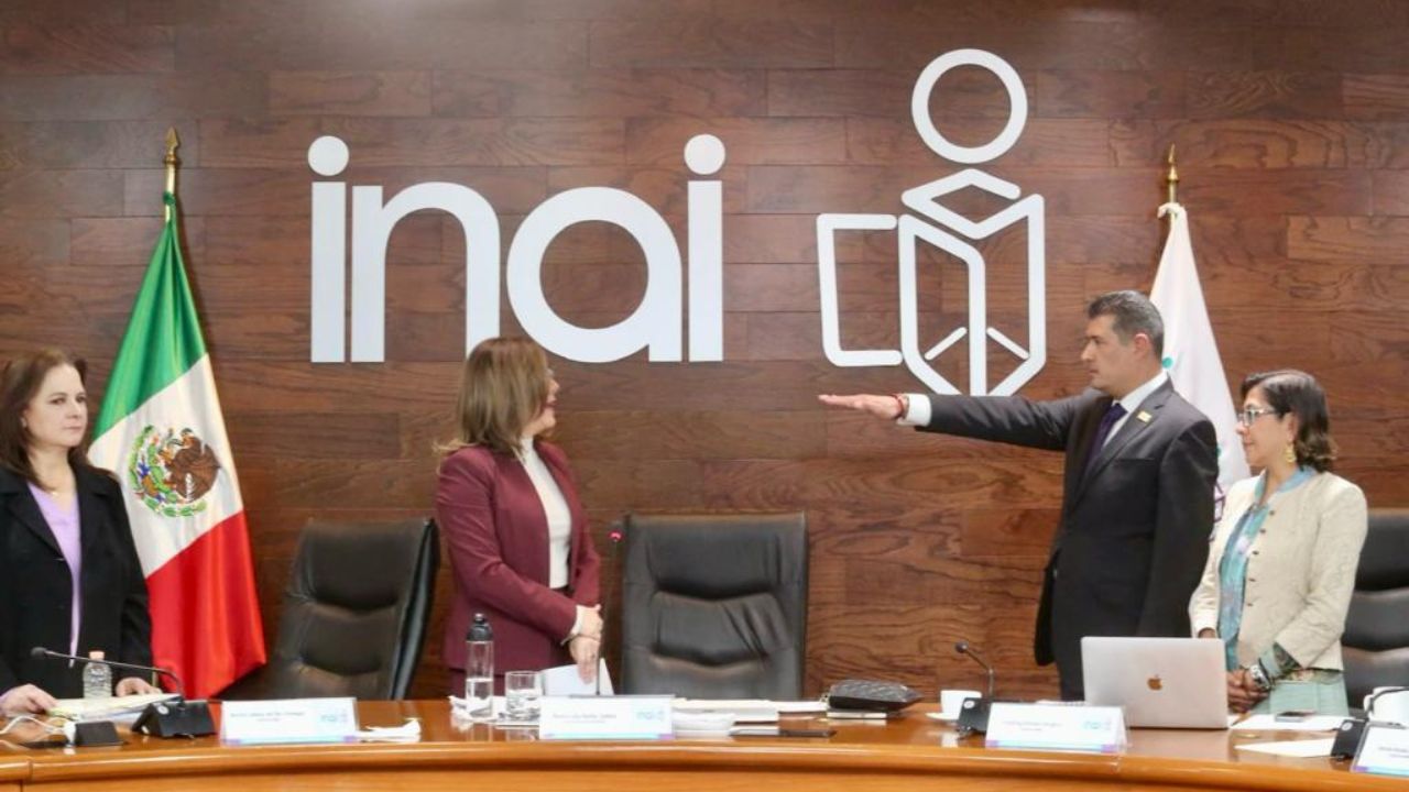 Designan a Adrián Alcalá como nuevo presidente del INAI