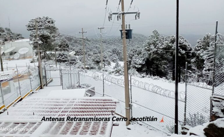 Cae nieve en Cerro de Jocotitlán por bajas temperaturas