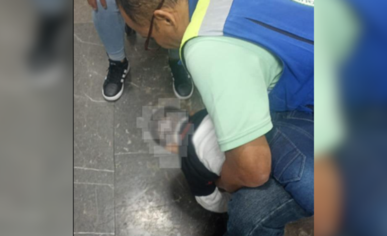 Salvan a bebe de asfixiarse en el Metro