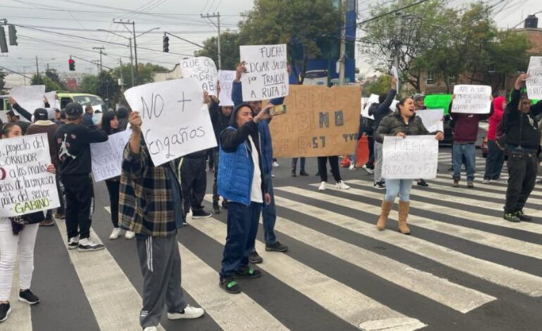 Transportistas se manifiestan en avenida Centenario Alvaro Obregon