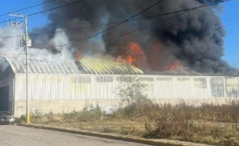 Se incendia fábrica de veladoras en Tepozotlán, Edomex