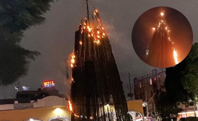 Se incendia árbol de navidad en la explanada de Tlalnepantla