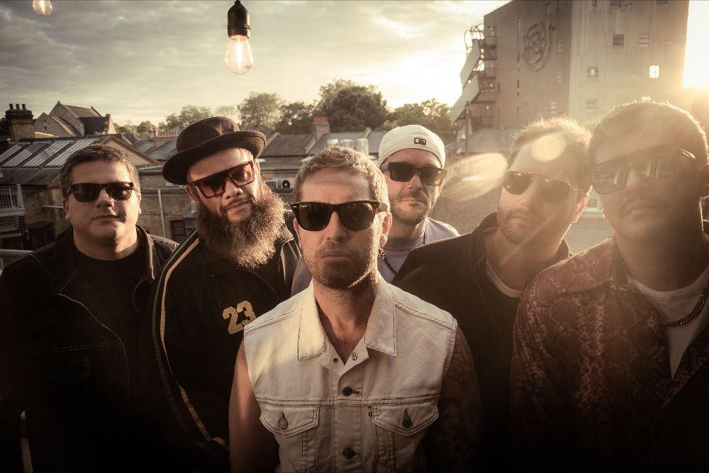 KCHIPORROS innova y emociona con su nueva música: ¡todo el mundo está KALIENTE!