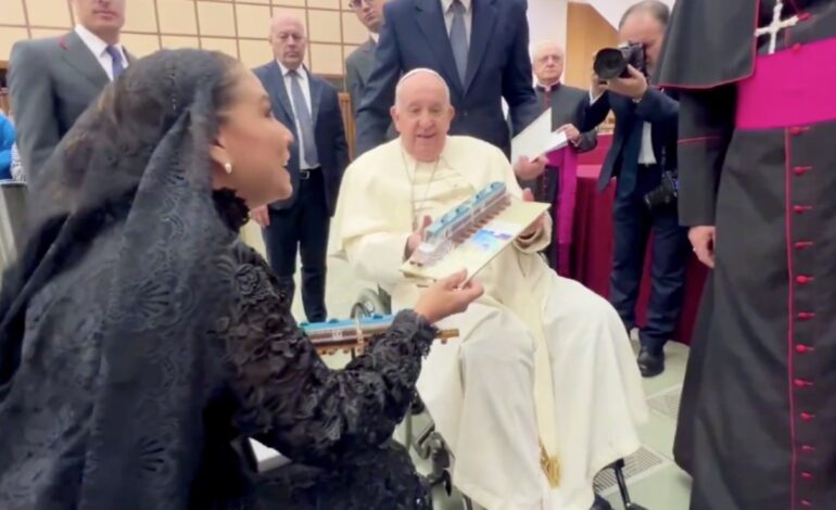 Mara Lezama entrega a papa Francisco réplica de Tren Maya y carta de AMLO