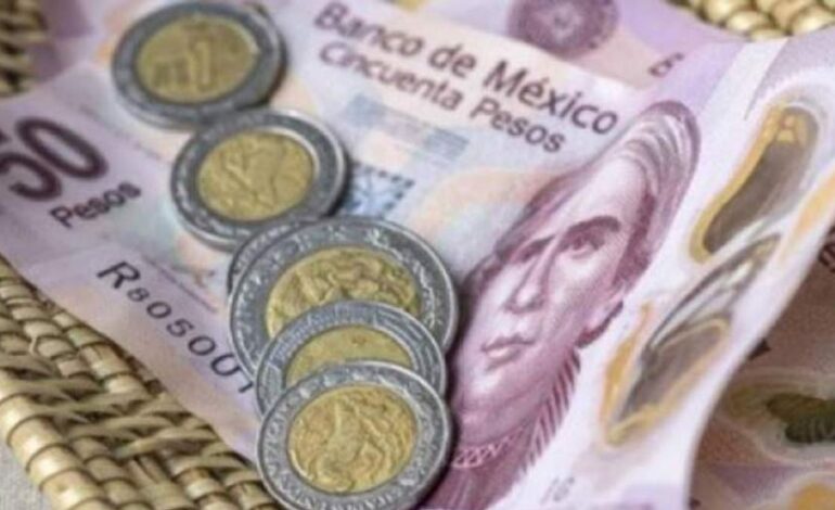 Salario mínimo aumentará a 249 pesos en 2024, revela AMLO