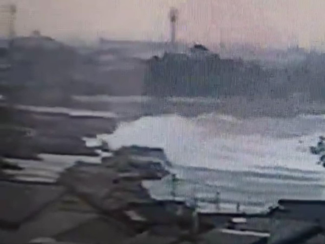 Las primeras olas de tsunami golpean Japón tras potentes sismos