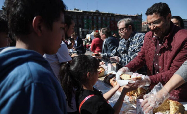 Parten Mega Rosca de Reyes en el Zócalo capitalino
