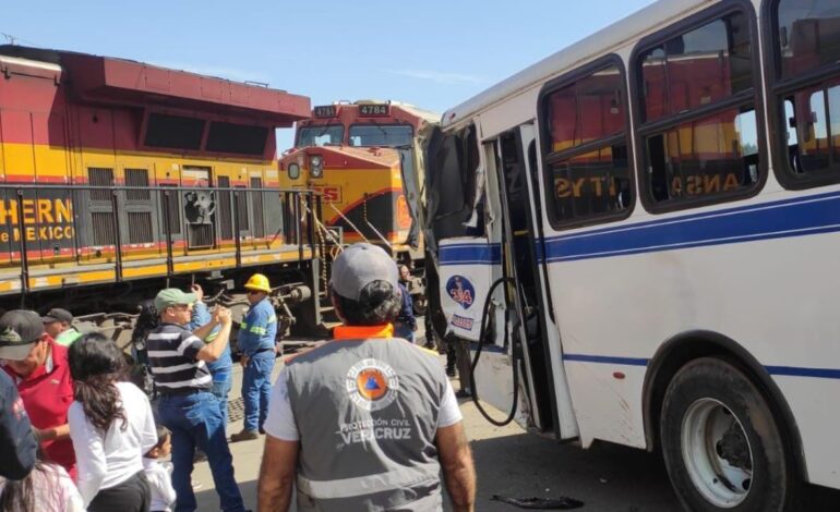 Accidente Autobus Tren Xalapa 1