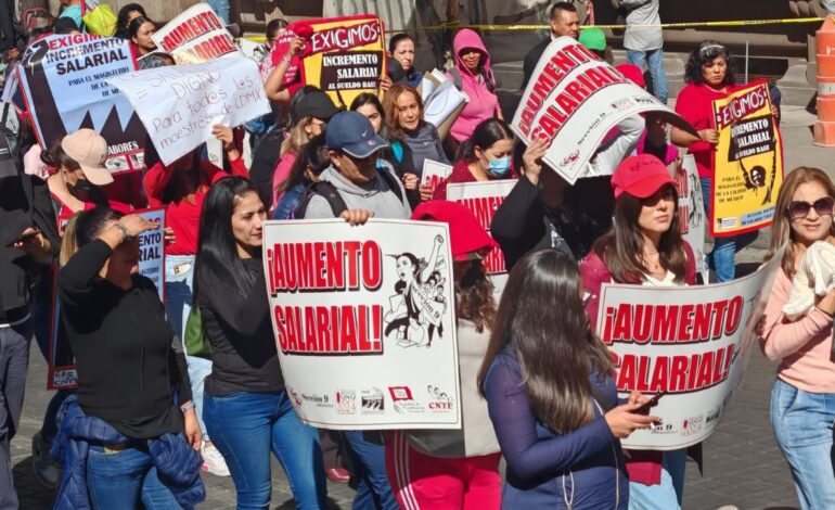 CNTE marcha para exigir aumento salarial