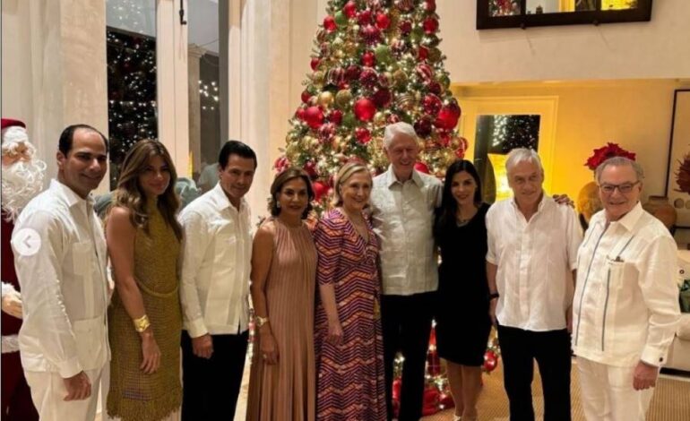 Expresidente Enrique Peña Nieto celebra en compañía los exmandatarios estadounidenses Bill Clinton y Hillary Clinton