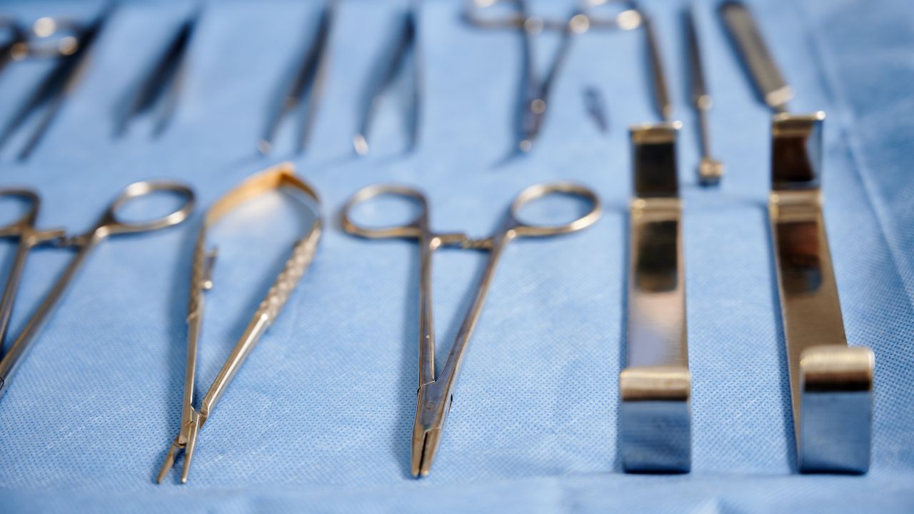 Senado alista reforma para regular clínicas “patito” que ofrecen cirugías estéticas