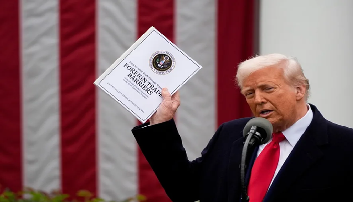 Trump impone un arancel global del 10 %, todavía mayor para Asia y la Unión Europea
