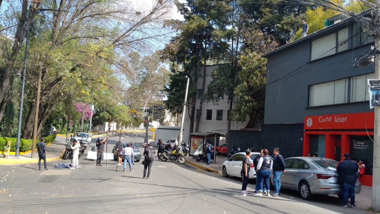 Vecinos de la colonia Molino del Rey portestan por cortes de agua desde hace un mes