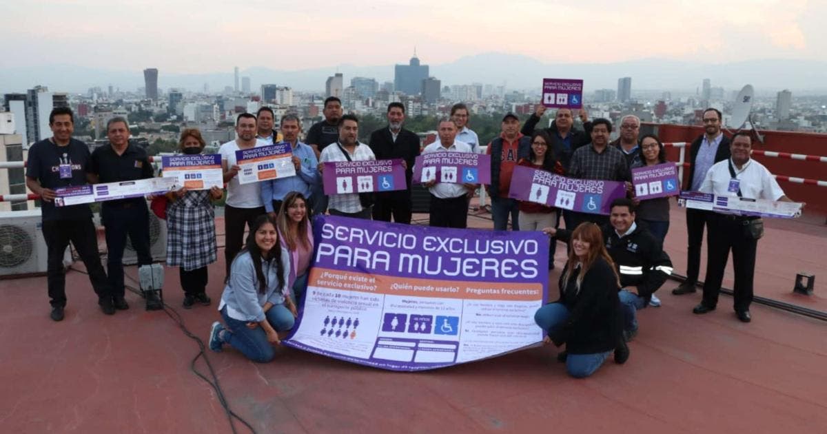 Entregan a choferes del transporte público pegatinas para prevenir acoso sexual