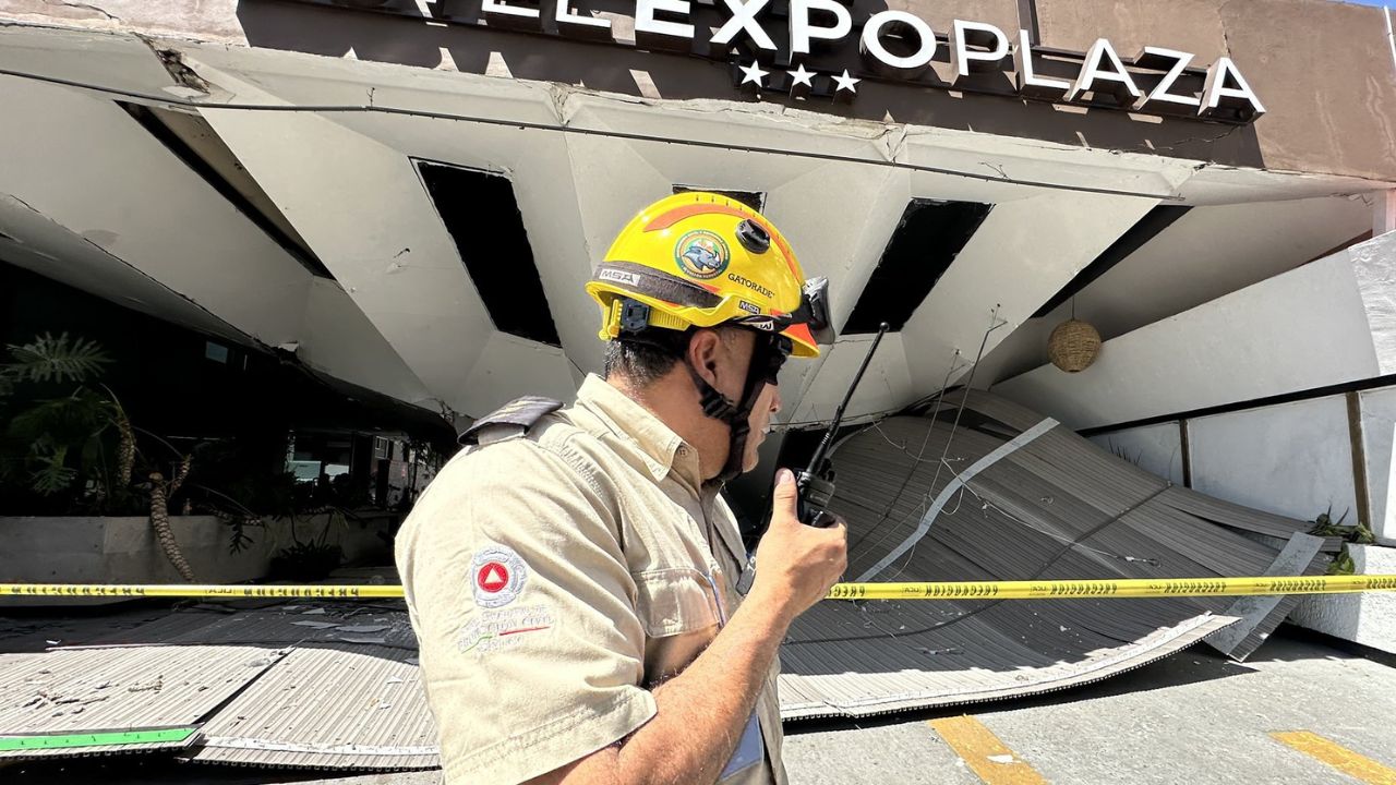 Se derrumba la fachada del Hotel Expo Plaza de Guadalajara