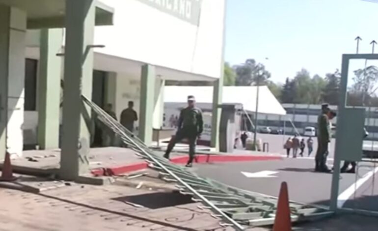 Fallan frenos a tráiler y derriba puerta del Hospital Militar Chivatito