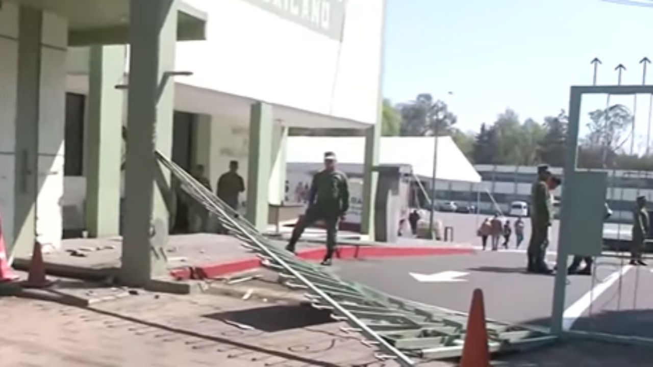 Fallan frenos a tráiler y derriba puerta del Hospital Militar Chivatito