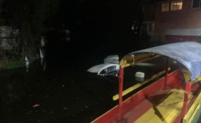 Automovilista cae a canal de Caltongo, Xochimilco