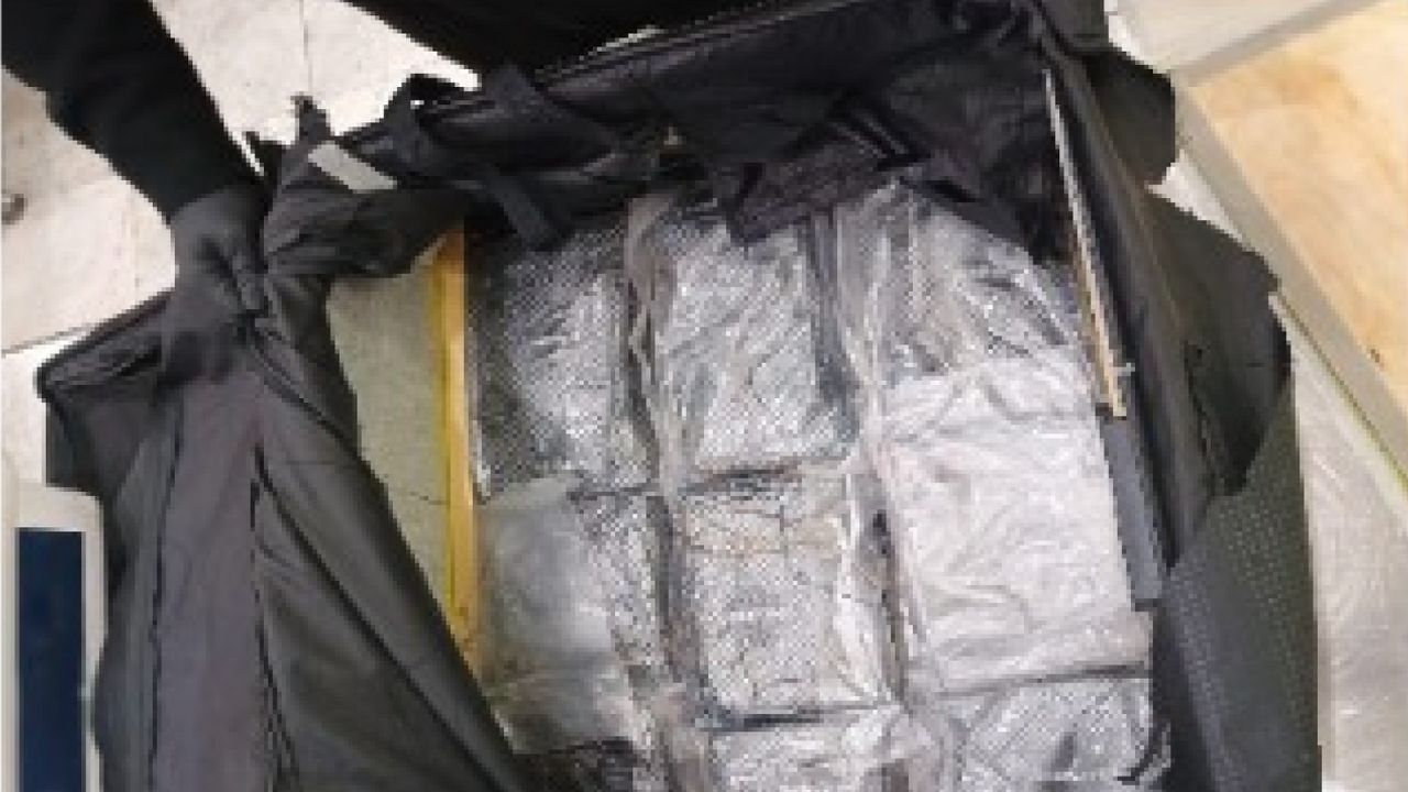 Semar asegura más de 17 kilos de cocaína en dos maletas en el AICM