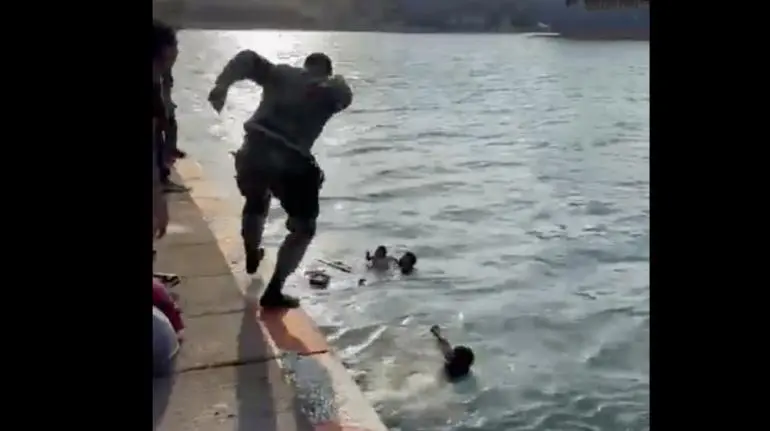 Marino rescata a familia en el malecón de Veracruz