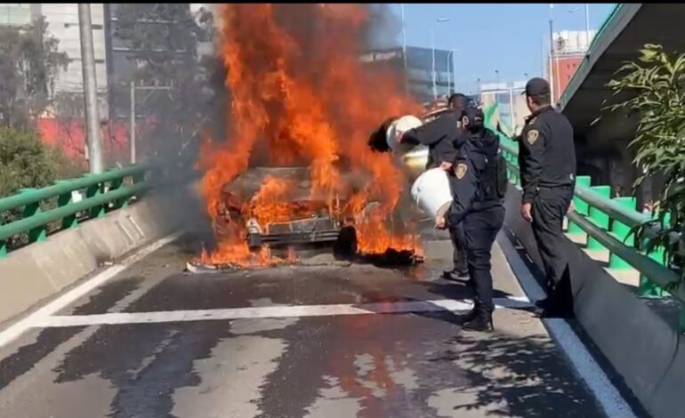 Se incendia auto sobre Periférico Sur; conductor sale ileso