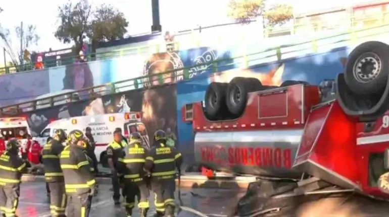 Bomberos vuelcan cuando iban a atender incendio en Azcapotzalco