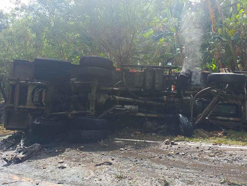 Suman 17 muertos tras choque de camioneta con camión en Filipinas