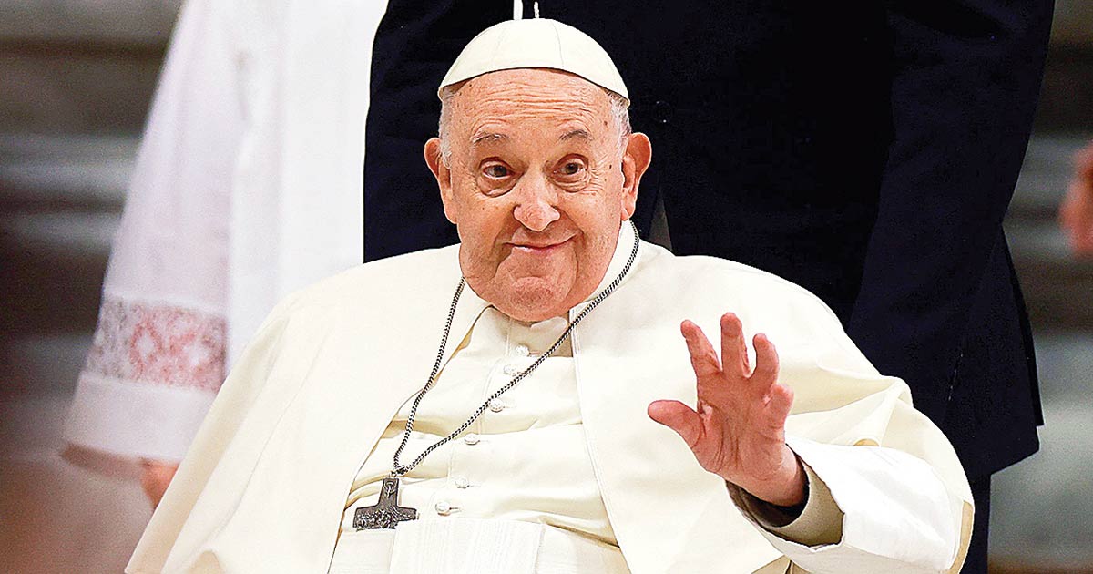 Reaparece el papa en misa sabatina; lo ven “frágil”