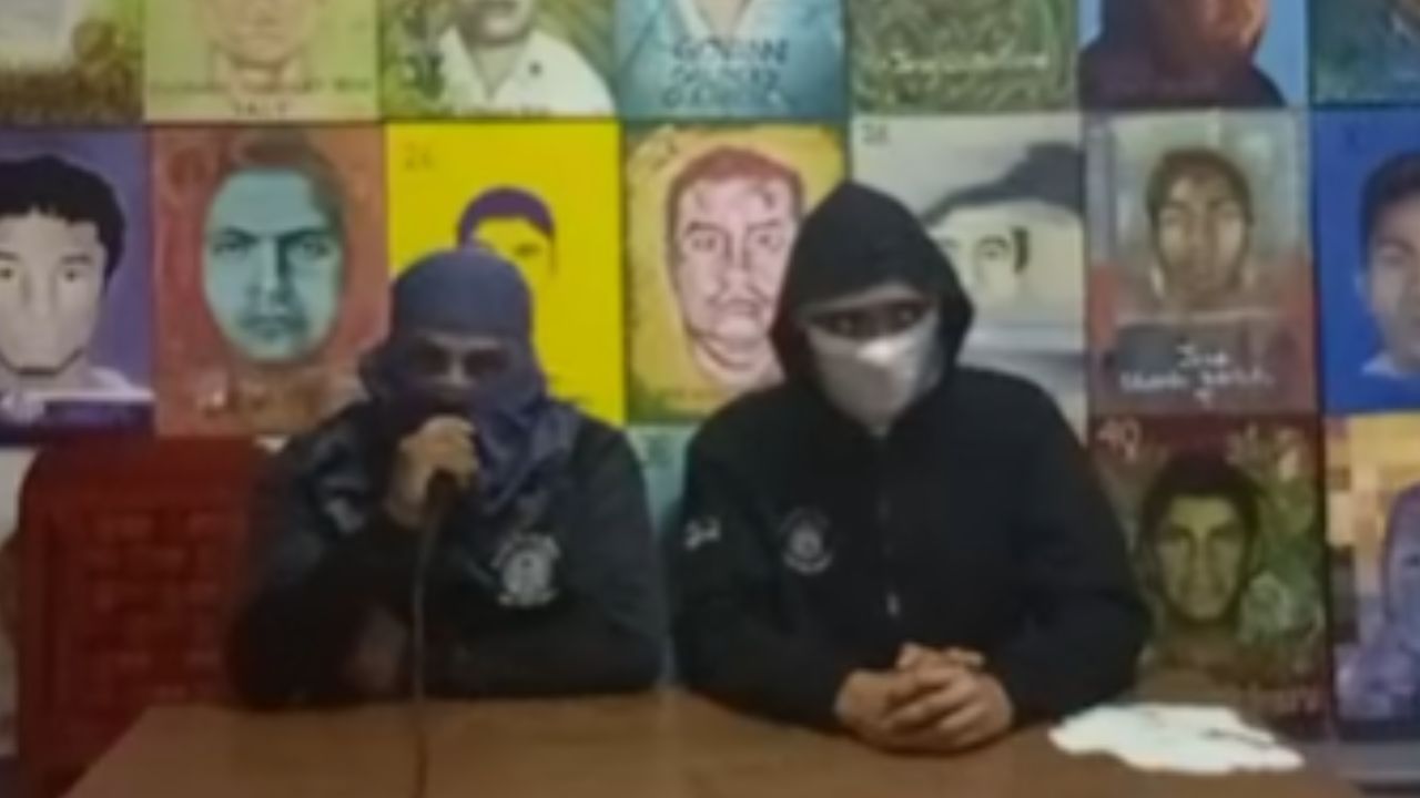Normalistas acusan al gobierno de sembrar arma en camioneta donde murió su compañero