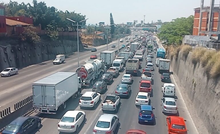 Salida a la México-Cuernavaca ‘a reventar’ por vacaciones de Semana Santa