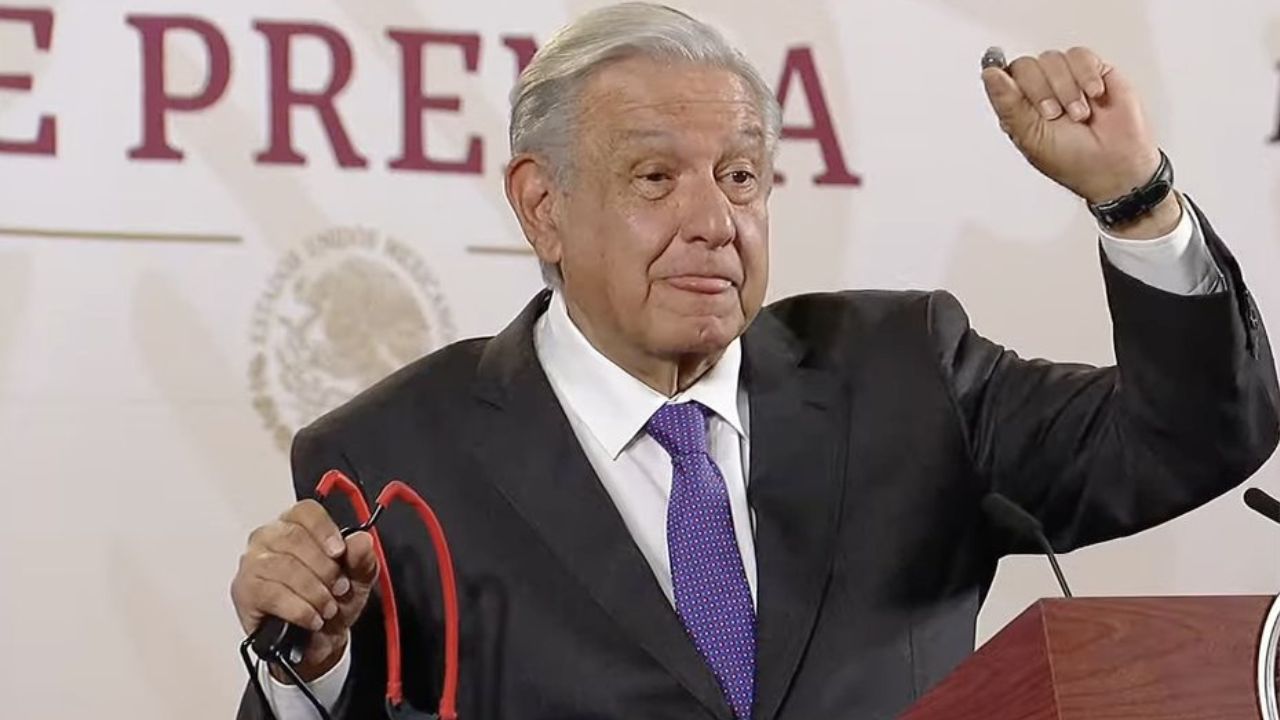 AMLO exhibe objetos usados por normalistas de Ayotzinapa en asalto a Palacio Nacional