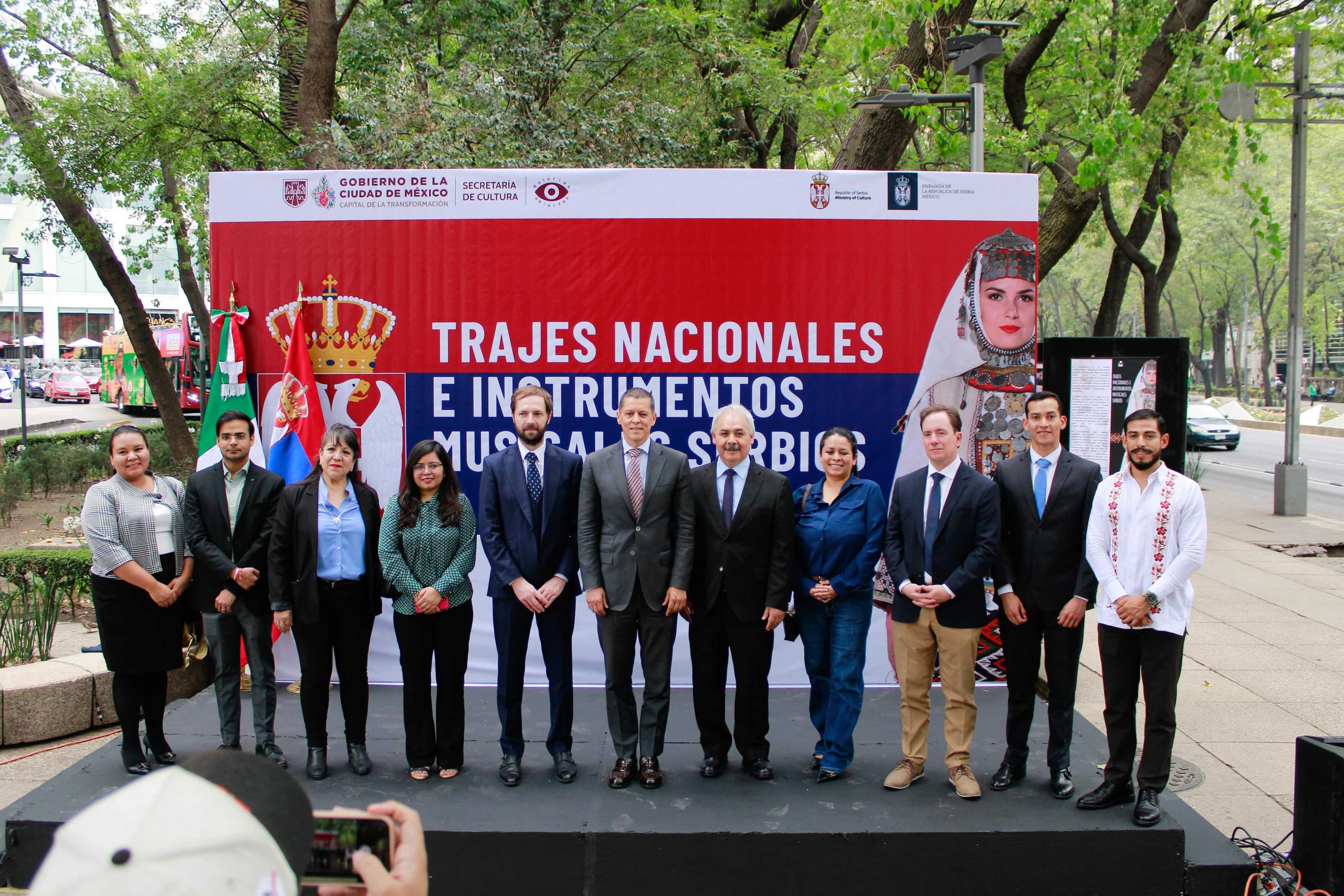 Paseo de las Culturas Amigas presenta la exposición “Trajes Nacionales e Instrumentos Musicales Serbios”