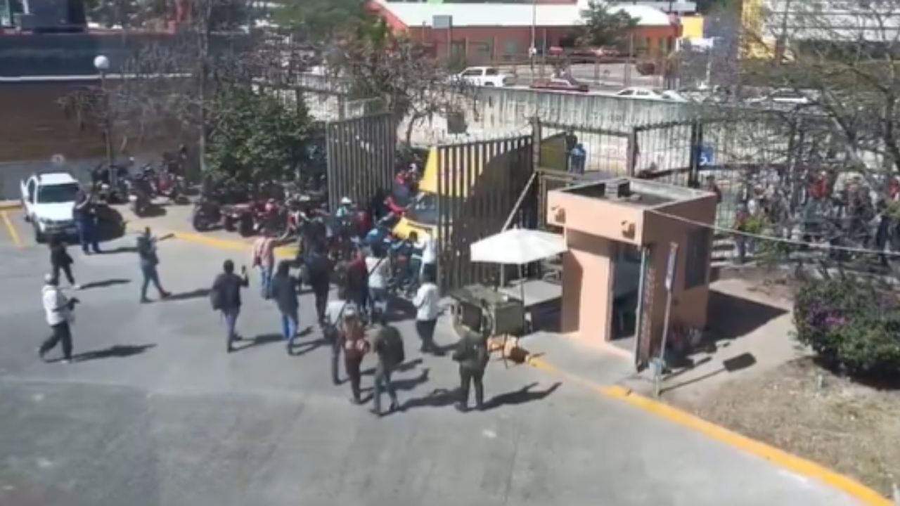 Normalistas irrumpen en el Palacio de Gobierno de Chilpancingo