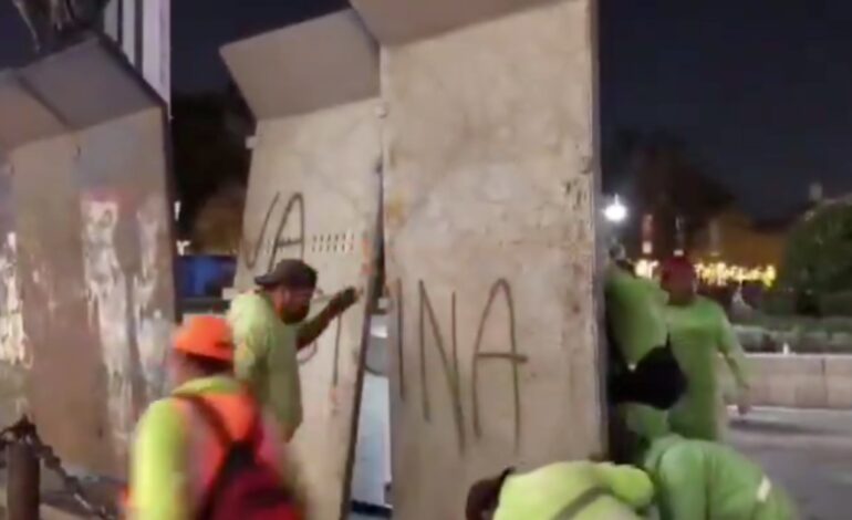 Colocan vallas a monumentos de CDMX previo a Marcha del 8M