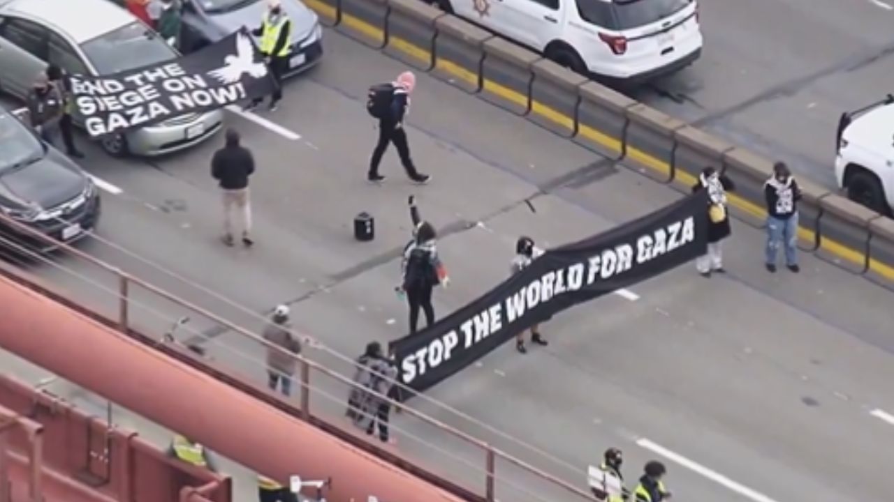 Activistas Propalestina bloquean acceso al Aeropuerto de Chicago y Golden Gate