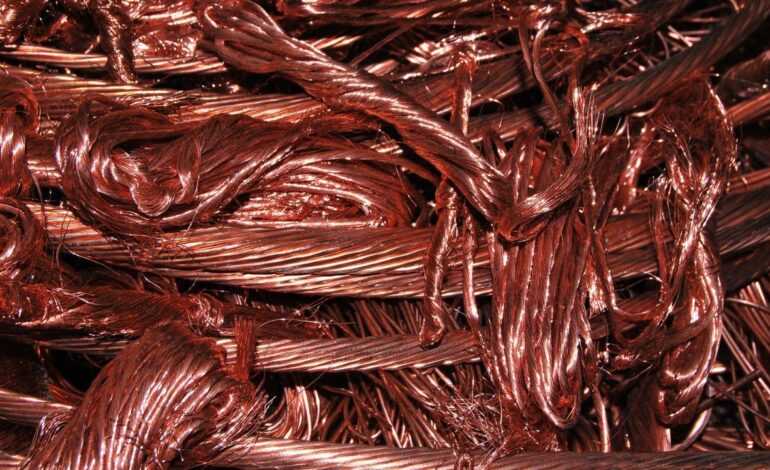 el cobre supera la barrera de los 10 mil dolares por primera vez en dos anos