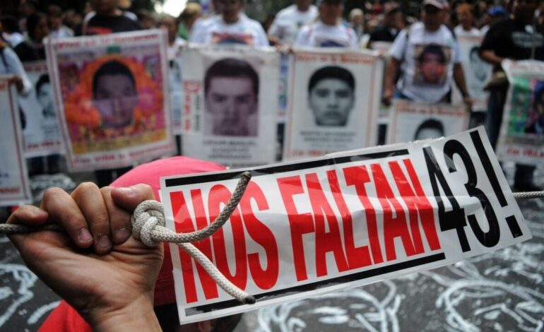 padres de los normalistas y AMLO